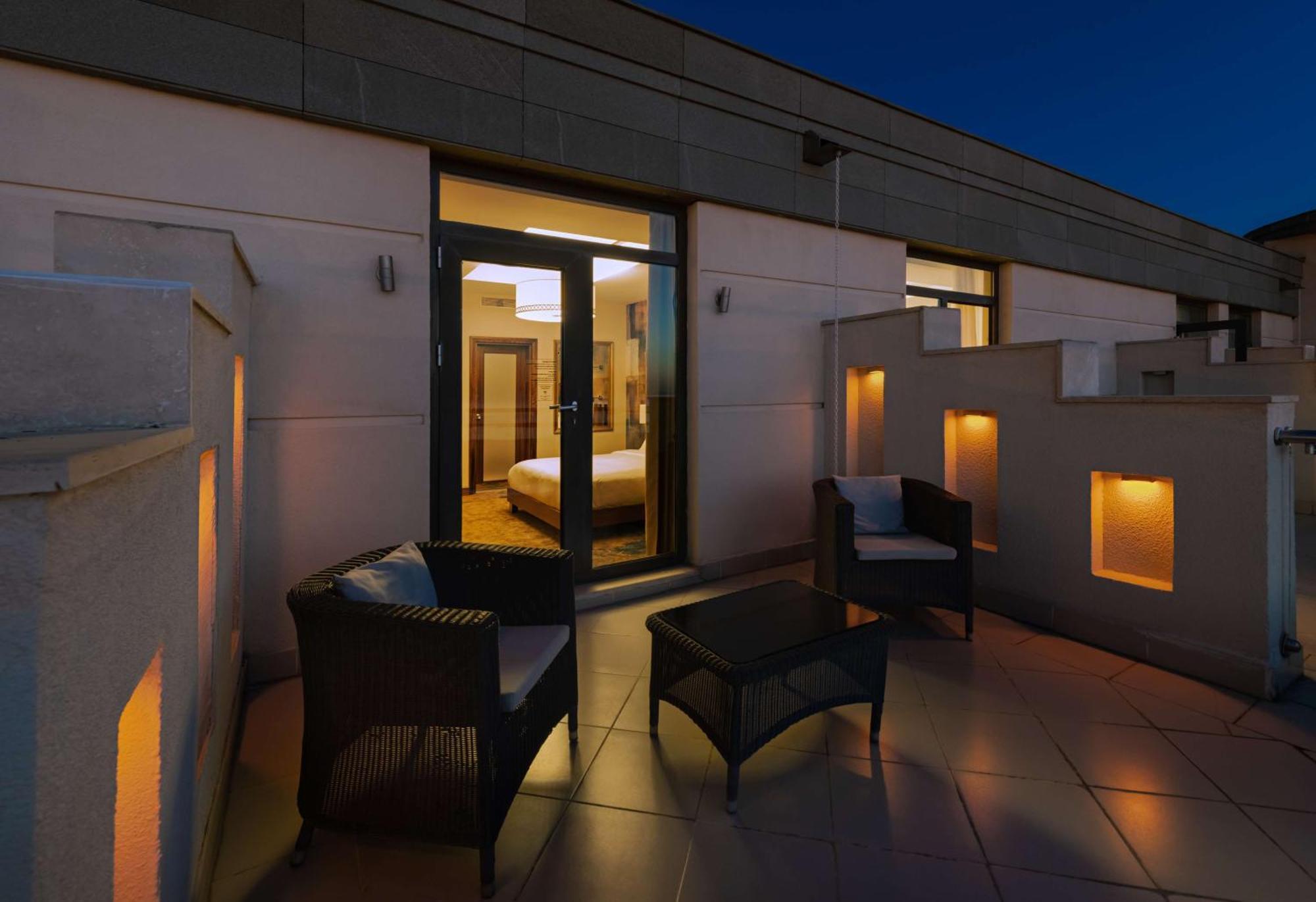 Doubletree By Hilton Van Exterior photo
