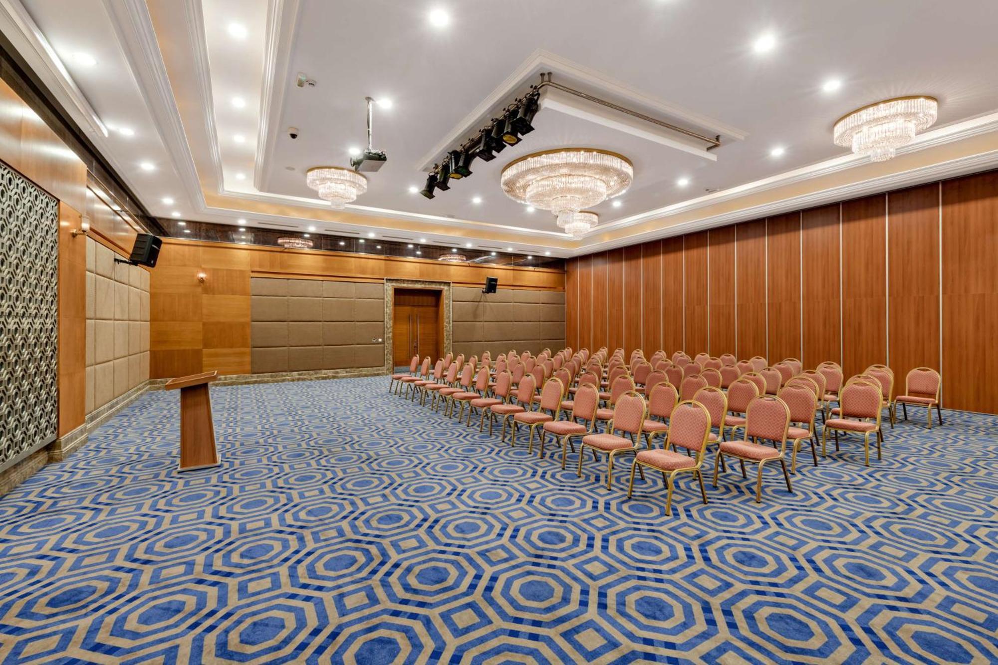 Doubletree By Hilton Van Exterior photo