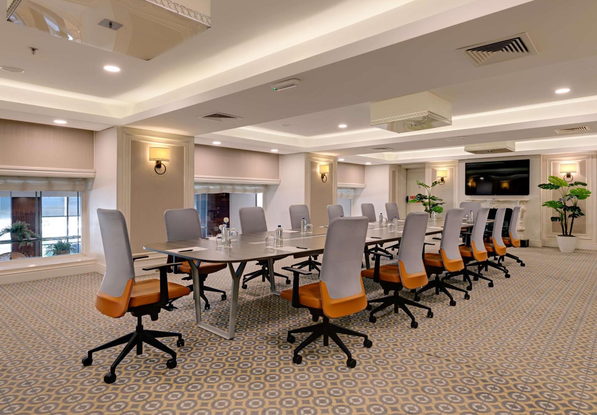 Doubletree By Hilton Van Exterior photo